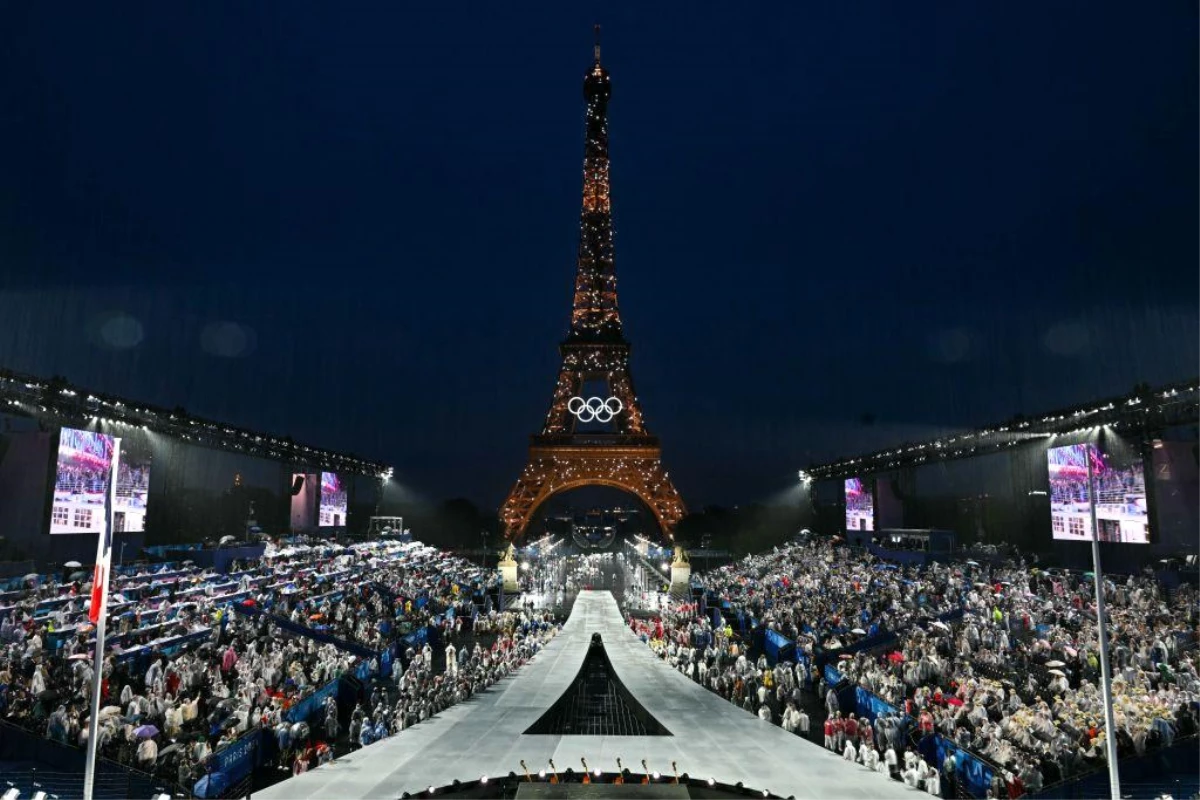 Paris Olimpiyatları Sen Nehri’nde Yağmur Altında Açıldı